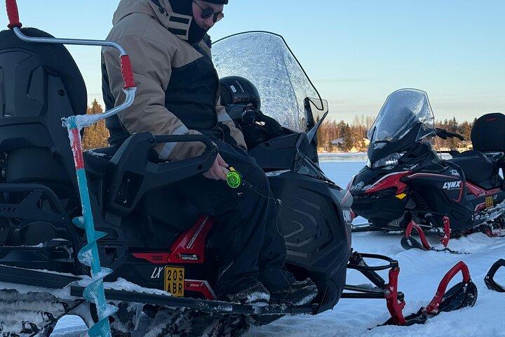 Snowmobiling med isfiskeri og Aurora Hunt