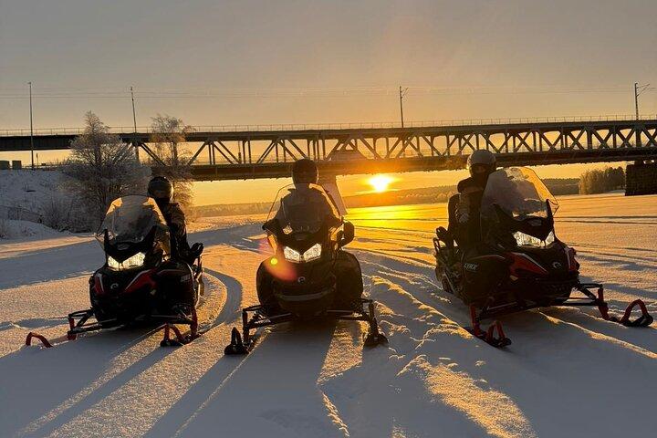 Escursione privata in motoslitta a Rovaniemi