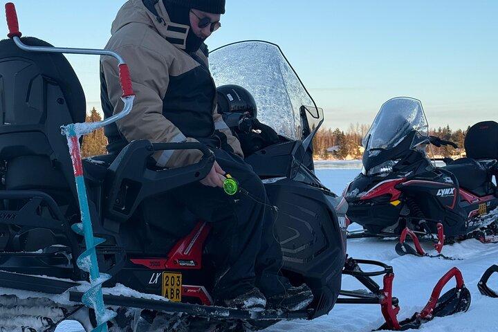 Snowmobile und Eisfischen Erfahrung