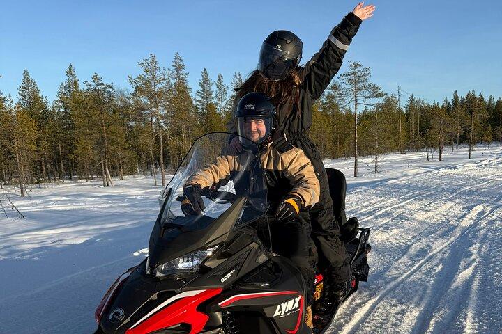 Snowmobile und Eisfischen Erfahrung
