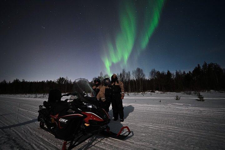 Arctic Aurora Chase en motoneige