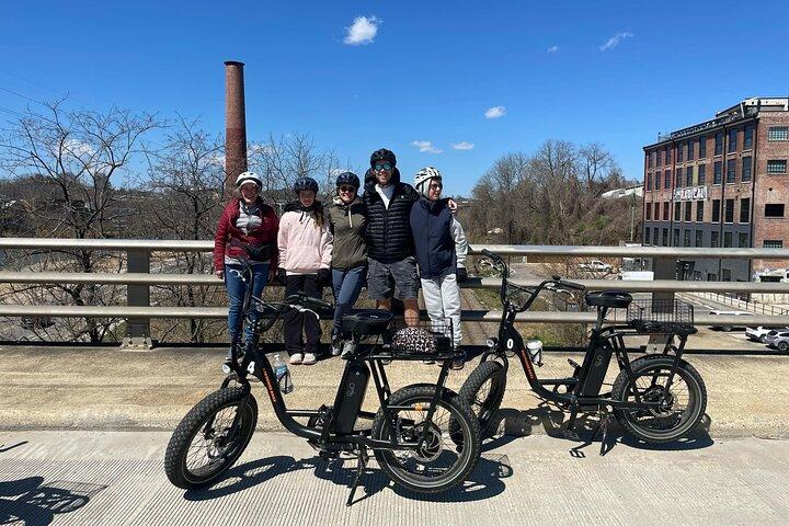 ガイド付きアッシュビルの電動自転車で川の芸術、山、壁画を巡るツアー