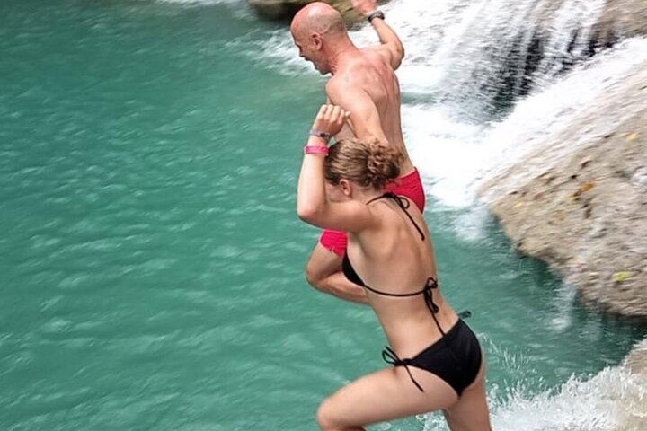 Blue Hole, River Tubing, et déjeuner de Montego Bay et Falmouth