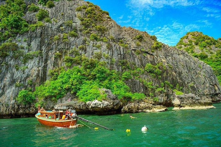 エメラルドケーブ付きプライベートロングテールボートで行くランタ島4島