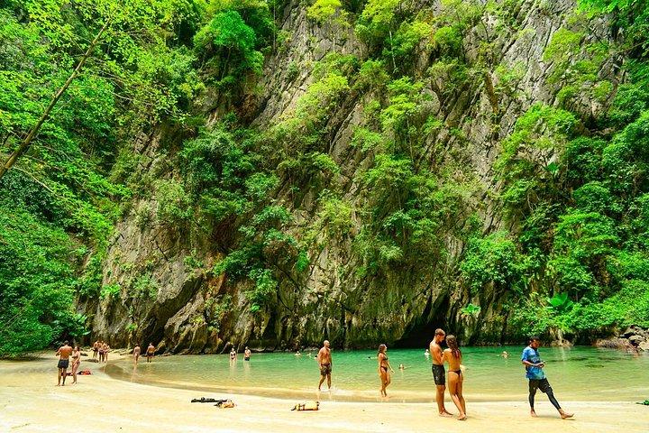 エメラルドケーブ付きプライベートロングテールボートで行くランタ島4島