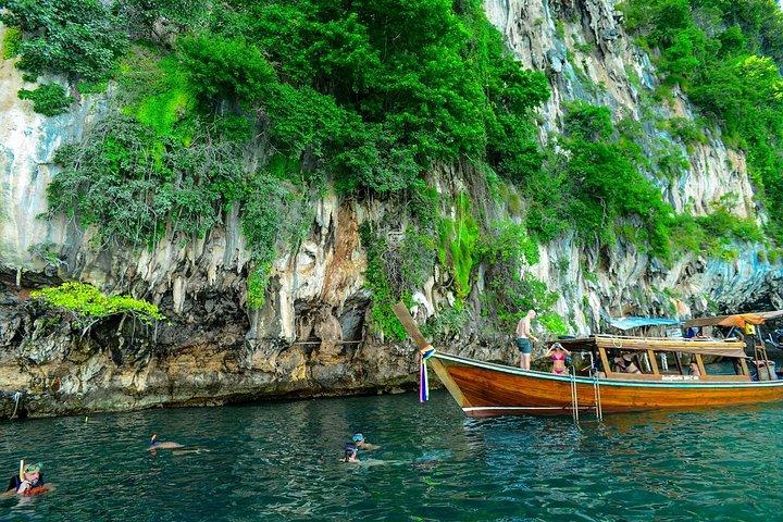 エメラルドケーブ付きプライベートロングテールボートで行くランタ島4島
