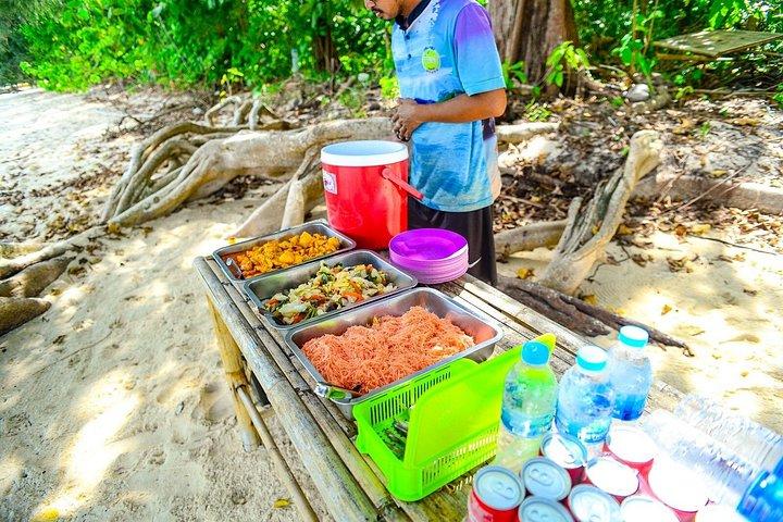 エメラルドケーブ付きプライベートロングテールボートで行くランタ島4島