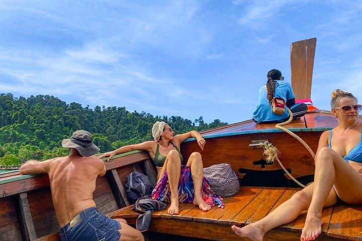 エメラルドケーブ付きプライベートロングテールボートで行くランタ島4島