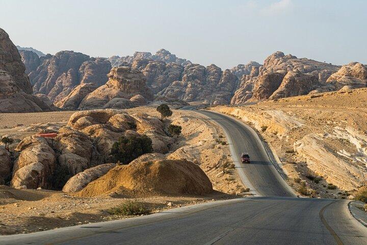 Transporte privado flexible desde Ammán a las ciudades de Jordania.