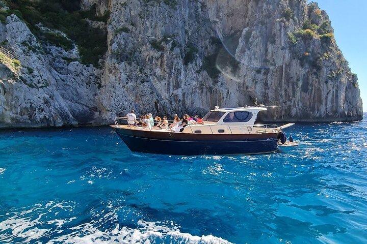 Sorrento : tour in barca per piccoli gruppi a Capri con bagno e 4 ore a terra