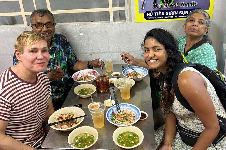 Saigon Walking Food Tour & Hidden Alleys avec des habitants