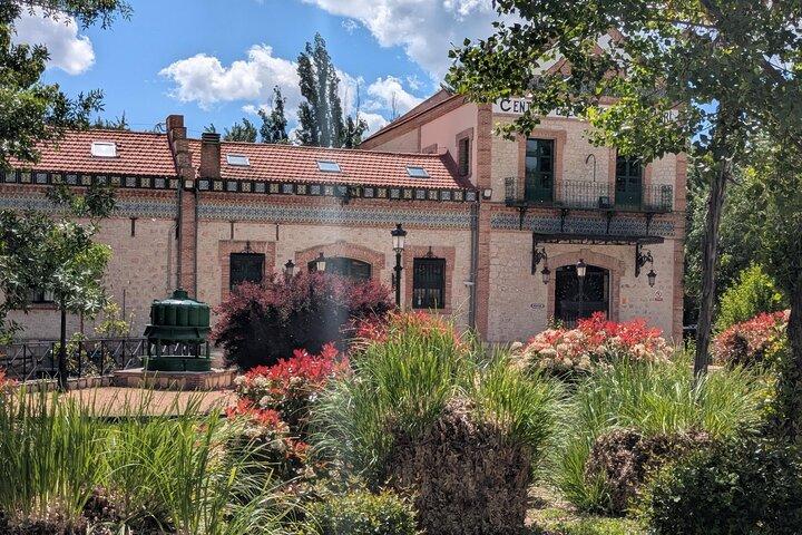 Almuerzo en el Valle Oculto y la Cascada de la Bodega Subterránea Cerca de Madrid