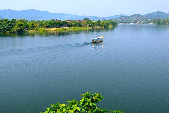 Hue: Dragon Boat, Parfume River, Pagoda og Royal Tomb Tour