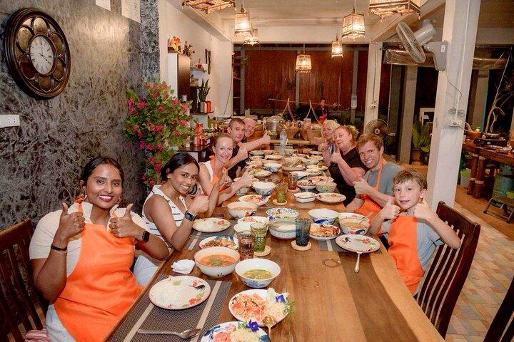 Classe de culinária tailandesa de Koh Samui com mercado local