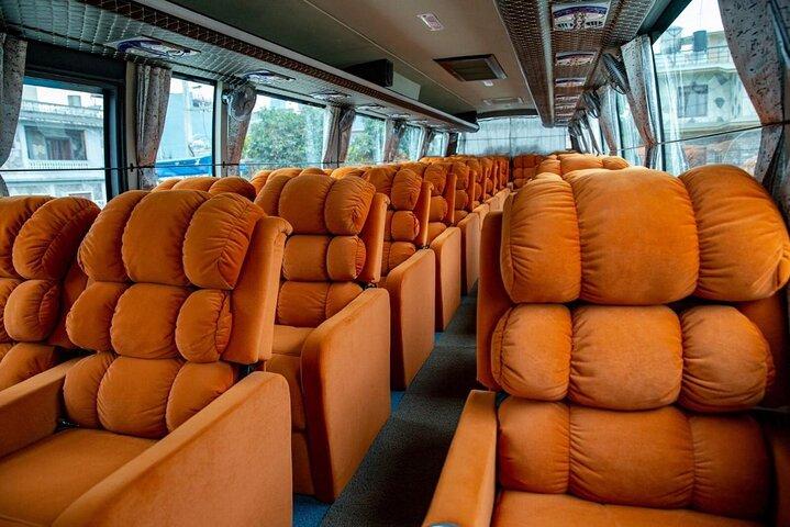 VIP Luxury Sofa Bus Transfer entre Pokhara e Katmandu