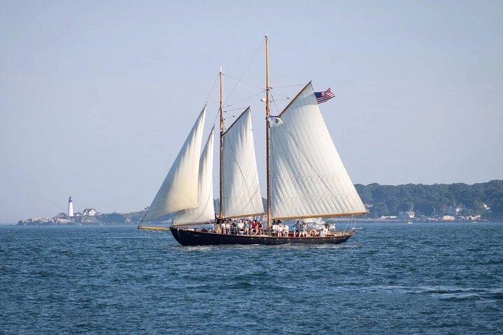 Vela Windjammer matinal da Baía Casco