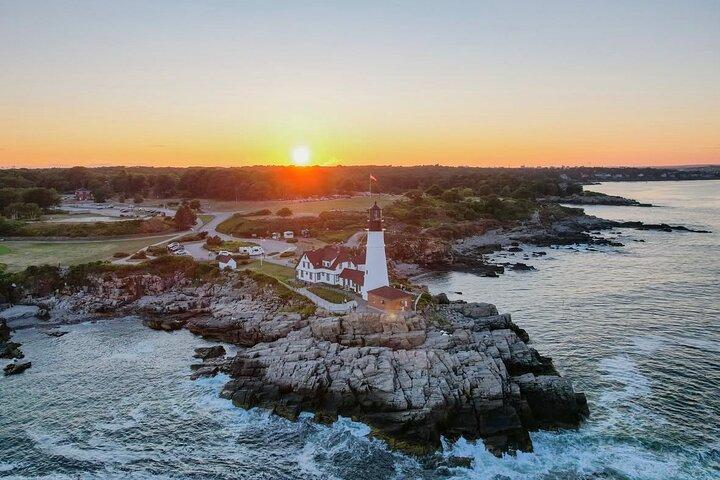 メイン州ポートランドの海岸沿いのサンセット ウインドジャマー クルーズ