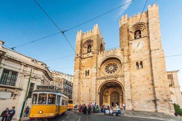 Private Eco Tuk Tuk Tour of Lisbon's Center Essential Landmarks