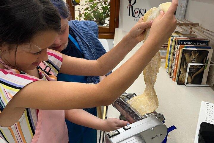 Aula de culinária italiana na casa colorida de Rosa