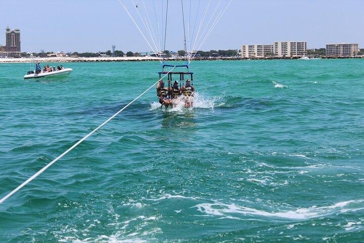 Sun Dogs Parasailing Tour em Destin Flórida