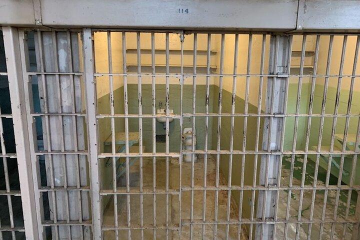 Tour in traghetto e audio con accesso interno ad Alcatraz con opzione notturna