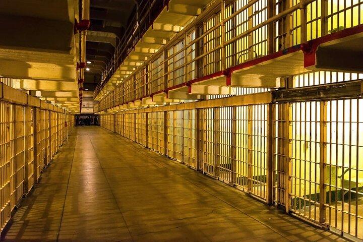 Tour in traghetto e audio con accesso interno ad Alcatraz con opzione notturna