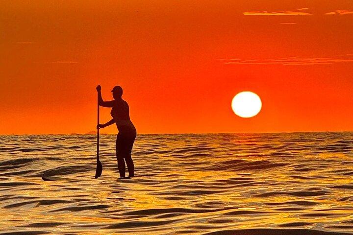 Pratica lo stand-up paddleboarding all'alba a Copacabana: vivi Rio in un modo nuovo.