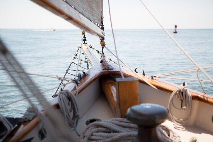 Vela Windjammer matinal da Baía Casco