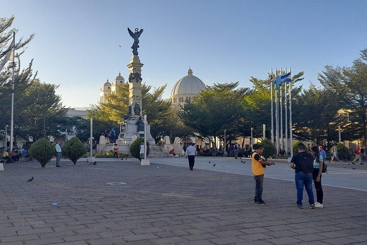 Sightseeing old town San Salvador with Hugo's City Tour
