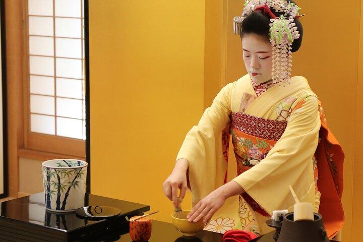 Danza Maiko e cerimonia del tè su un palco Noh a Kyoto