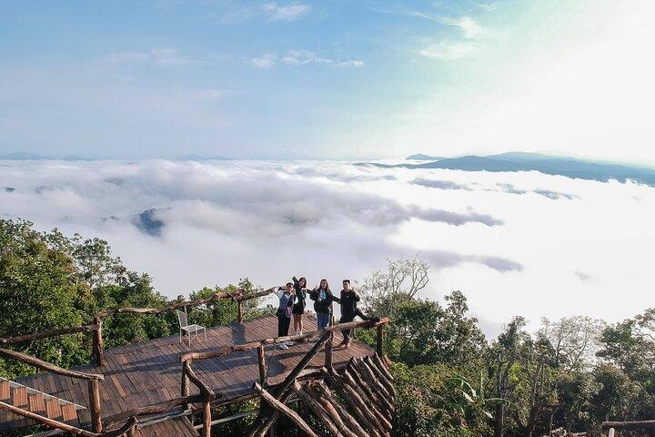 Caccia alle nuvole e il bagliore dell'alba a Da Lat