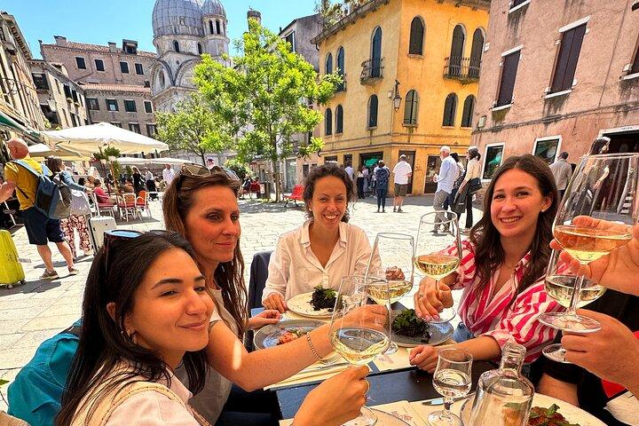 Rondleiding met gids voor het proeven van eten en wijn op de Rialto-markt in Venetië