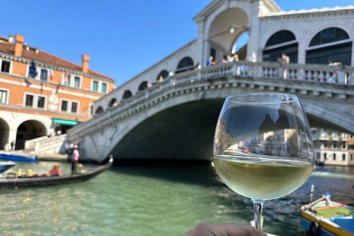 Rondleiding met gids voor het proeven van eten en wijn op de Rialto-markt in Venetië