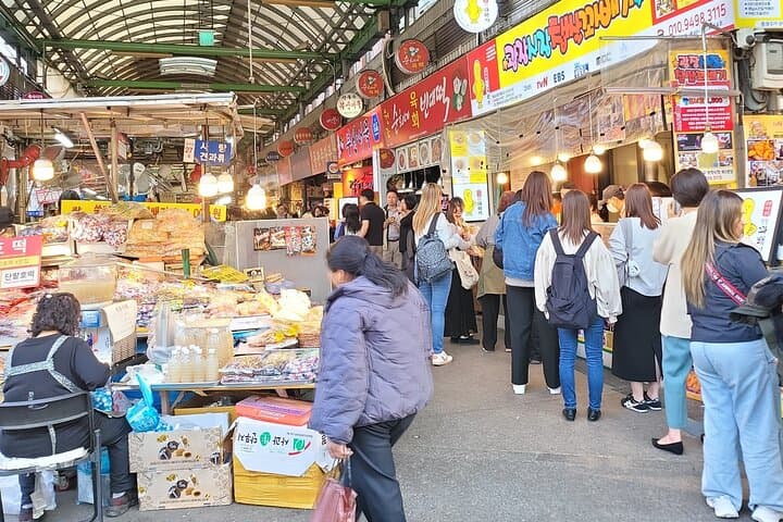 Private Day Tour & Experience wearing Hanbok at Seoul City Tour