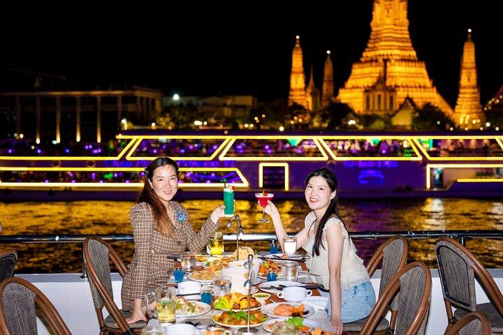 Cena de crucero de lujo por el planeta en el río Chao Phraya en Bangkok