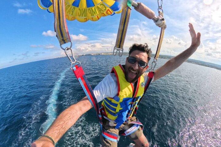 Parasailingäventyr i Polignano med transport ingår