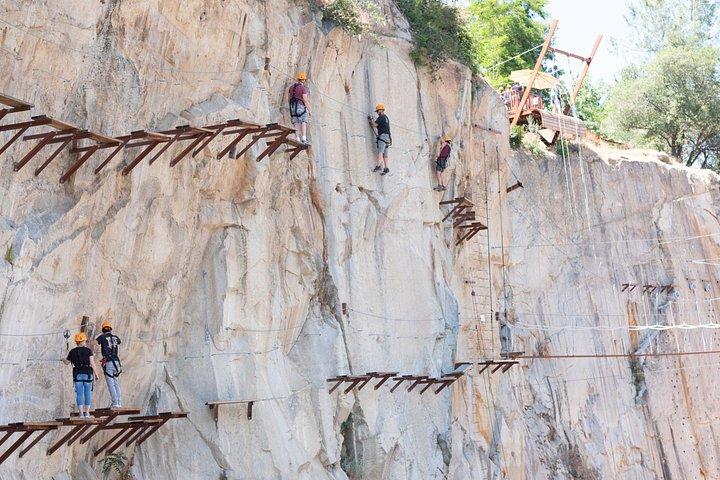 カリフォルニア州ロックリンのクオリーパークアドベンチャーズでゴールドアドベンチャー