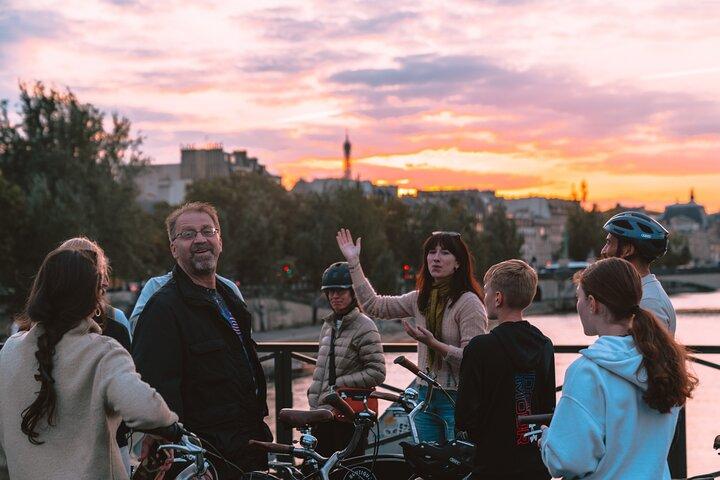 Avond Lichtstad Parijs Kleine groepsfietstocht & boottocht