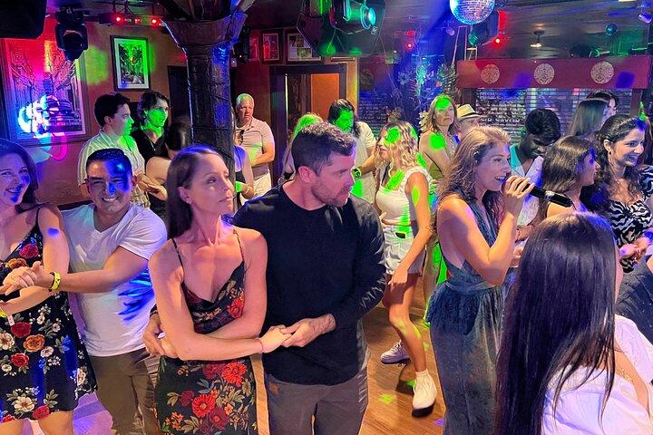 Miami : Sip & Salsa Night with Lessons, Mojitos, Appetizers & Club （マイアミ：レッスン、モヒート、前菜、クラブ付き）