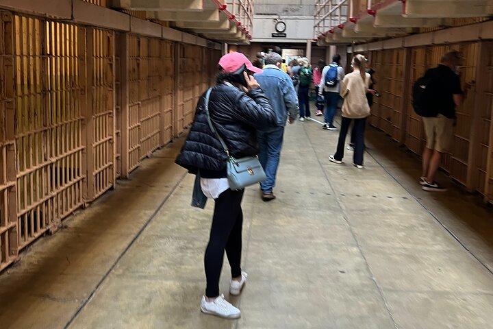 Tour in traghetto e audio con accesso interno ad Alcatraz con opzione notturna