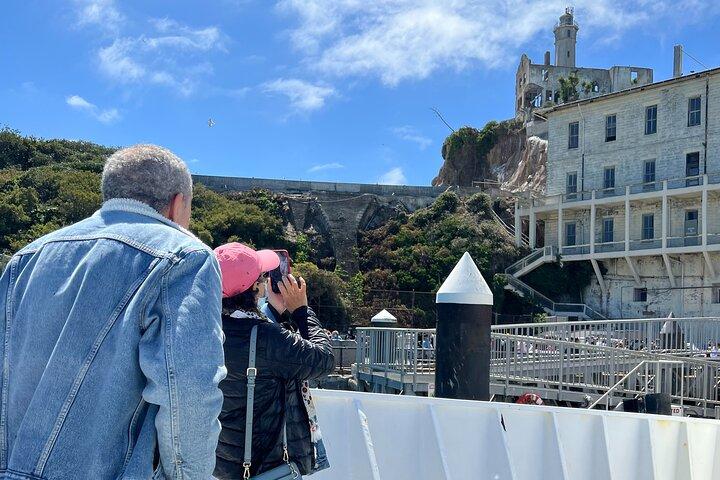 Tour in traghetto e audio con accesso interno ad Alcatraz con opzione notturna