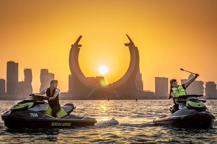 Doha Jet Ski avontuur: Snelheid, Splash en Skyline weergaven