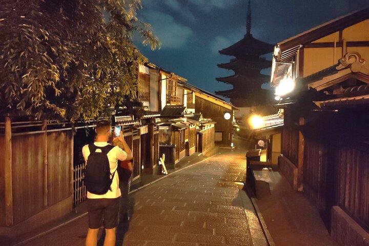 Kyoto: Paseo nocturno por el encantador distrito de Gion