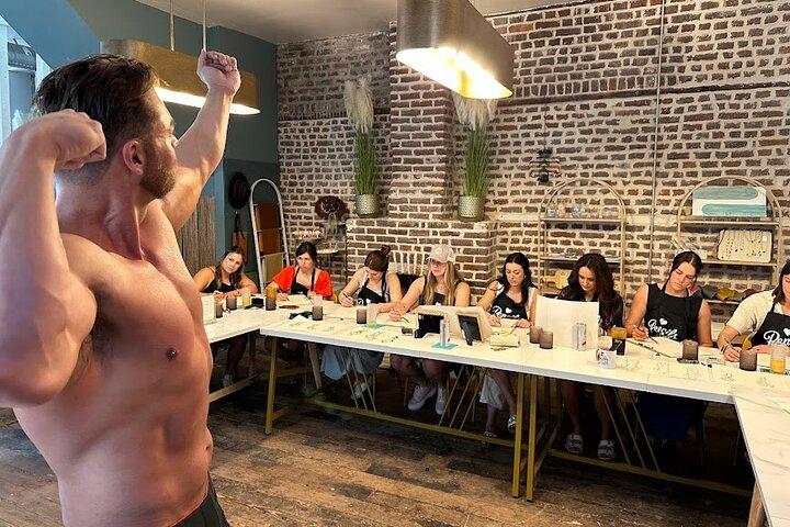 Charleston Bachelorette Party Art Class con modelli maschili sexy