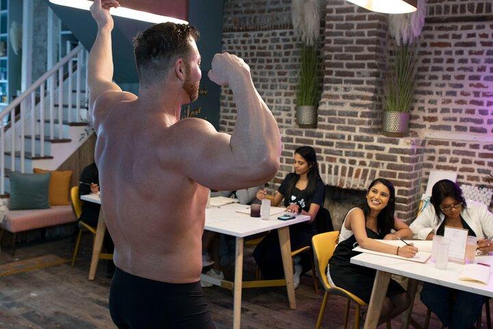Charleston Bachelorette Party Art Class avec des modèles masculins sexy