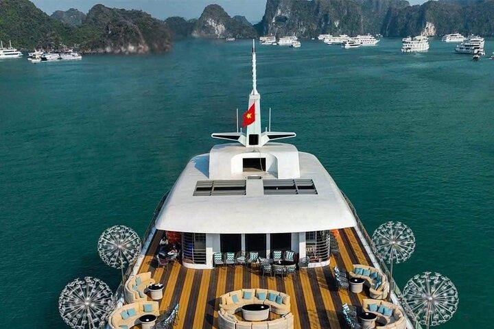 Halong Bay Luna Cruise – 5-sterren dagcruise met jacuzzi en lunch