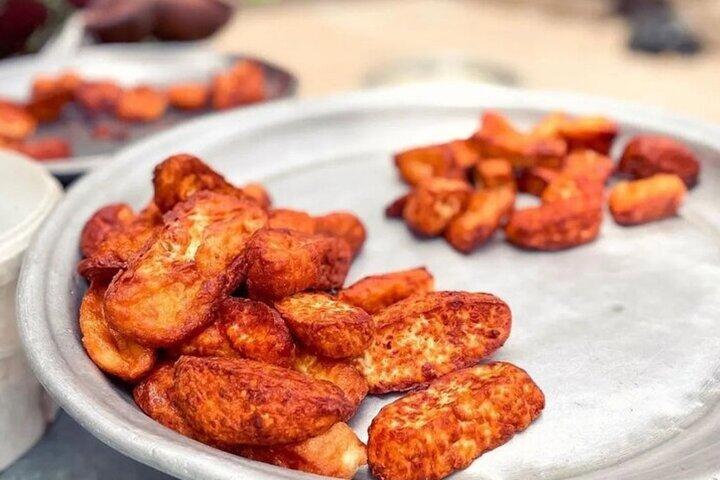 Tour a pie de comida callejera de Accra con Akosua Serwaa