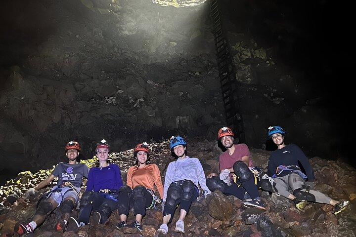 Descente en rappel à l'intérieur du volcan Trillizos sur l'île Isabela