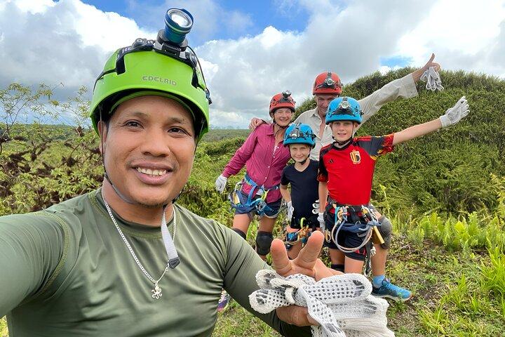 Descente en rappel à l'intérieur du volcan Trillizos sur l'île Isabela