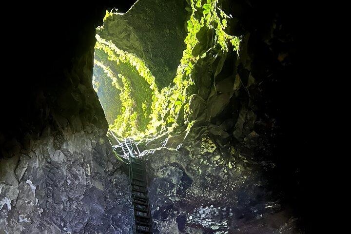 Descente en rappel à l'intérieur du volcan Trillizos sur l'île Isabela